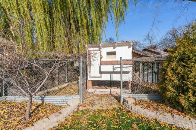 Building Photo - Home for rent with large backyard! 2306 Plum St