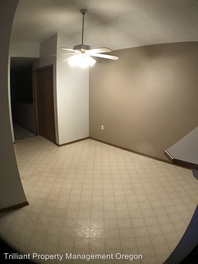 Building Photo - 5245-5247 Springcrest Dr S