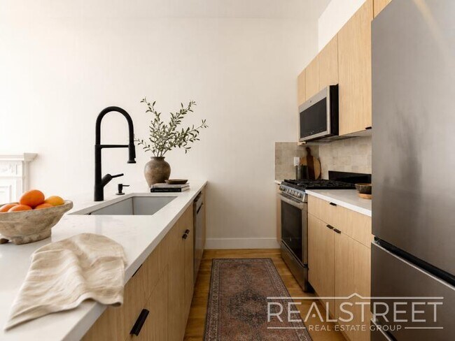 Foto del edificio - Spacious 1-Bedroom 1.5 Bath with Private Terrace in Crown Heights