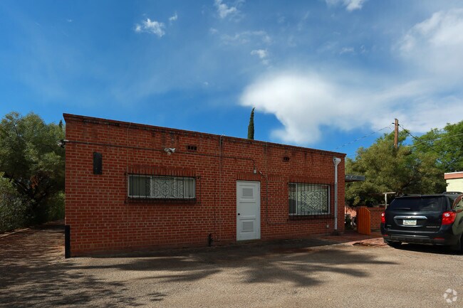 Building Photo - 2915-2921 E 10th St