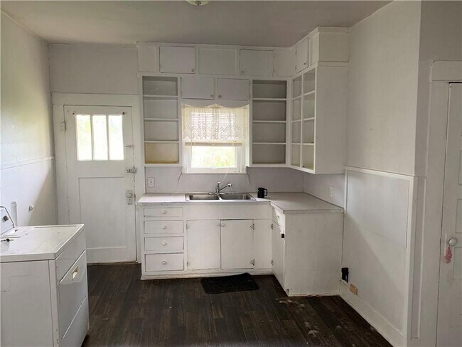 Building Photo - 294 E. Hilltop Dr.