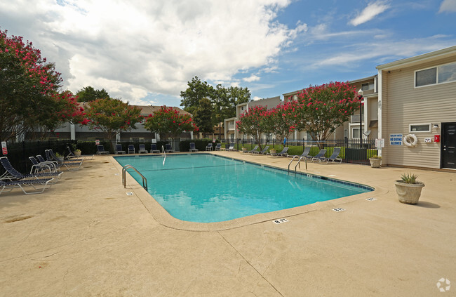 Building Photo - Colonial Pointe Apartments