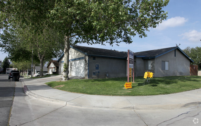 Building Photo - Hemet Meadows