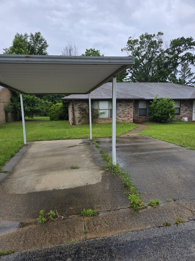 Building Photo - 16044 Pawnee Dr