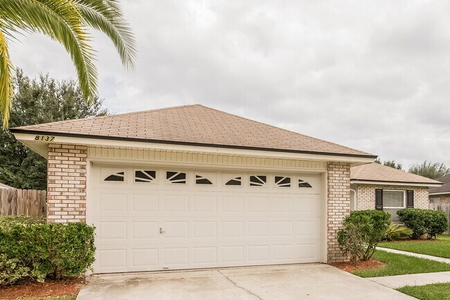 Foto del edificio - 8137 Leafcrest Dr