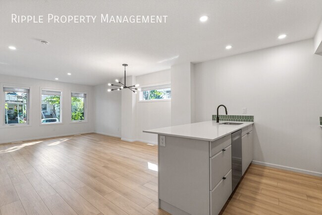 Photo du bâtiment - Modern 3 Beds, 2.5 Baths Main Floor/ Upper...