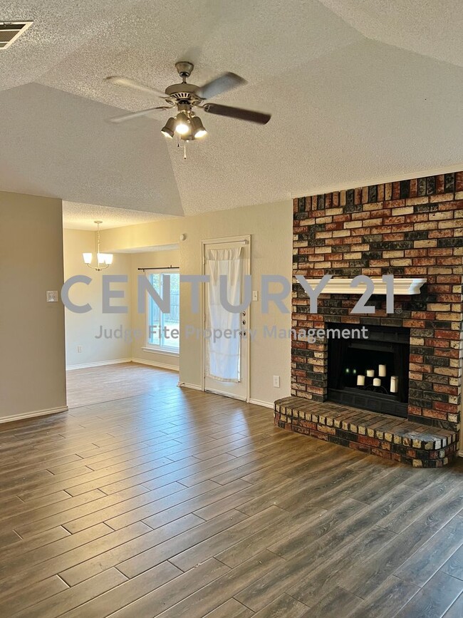 Building Photo - Charming 3/2/2 Situated on Corner Lot in W...