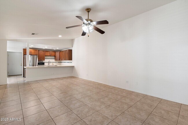 Foto del edificio - 3158 E Clarendon Ave
