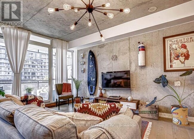 Building Photo - 318 King St E