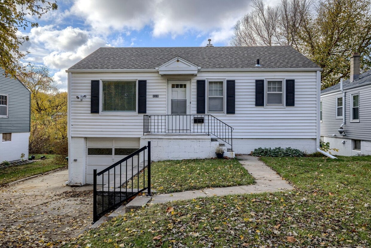 Charming 2 Bedroom With Spacious Living In Benson!! - Charming 2 Bedroom With Spacious Living In Benson!!