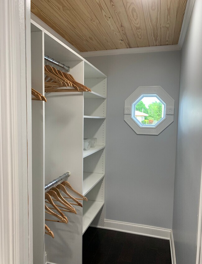 Luxury walk in closet - 698 Forsyth St