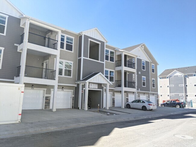 Foto del edificio - Beautiful 3-Bed Condo – $1,650! Move In by...