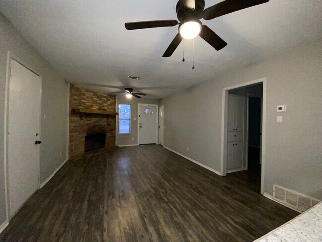 Building Photo - Remodeled 3 bedroom house close to everyth...