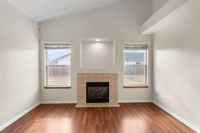 Foto del edificio - 4 Bed 2.5 Bath - Excellent Condition - Pet...