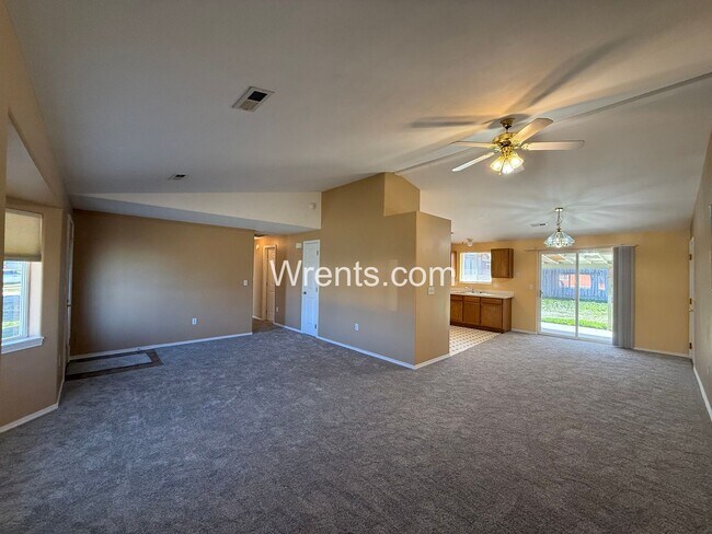Building Photo - Welcome to this charming 2 bed, 2 bath rancher in Airway Heights!