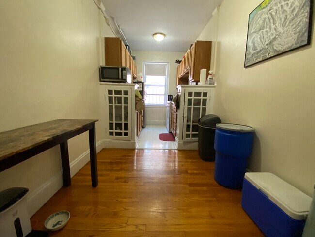 Building Photo - 93 Strathmore Rd