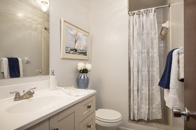 Bathroom - Santa Fe Trace Apartments