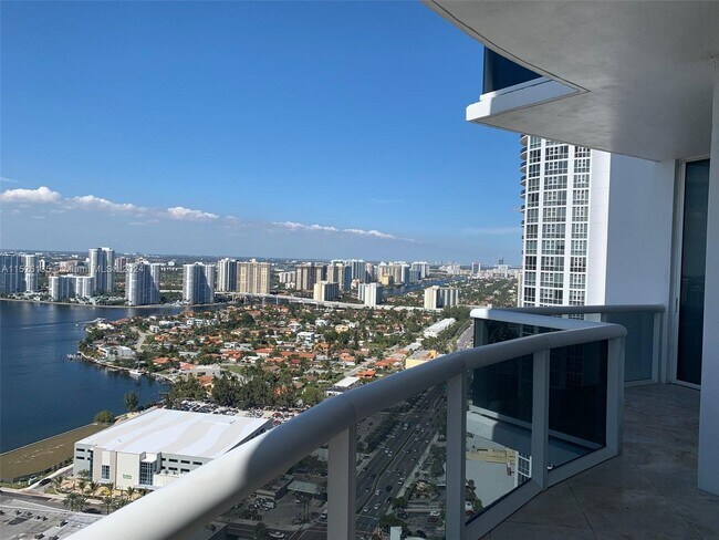 Foto del edificio - 18101 Collins Ave