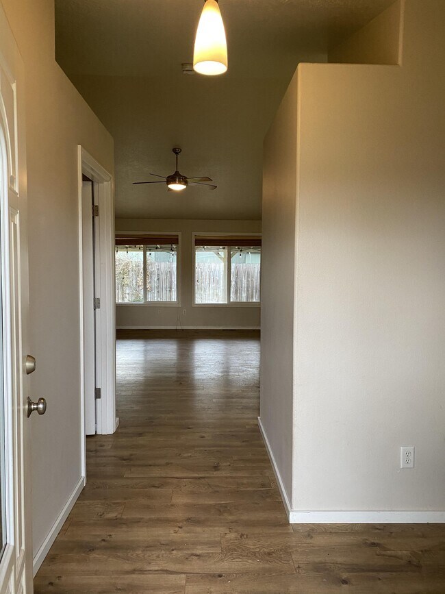 Building Photo - 585 Creswood Dr