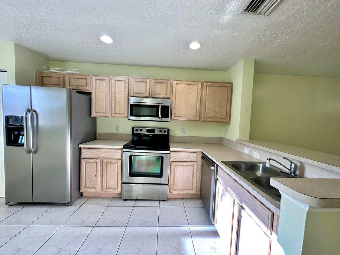 1910 Lakeview Dr W, Royal Palm Beach, FL 33411 Townhome Rentals in