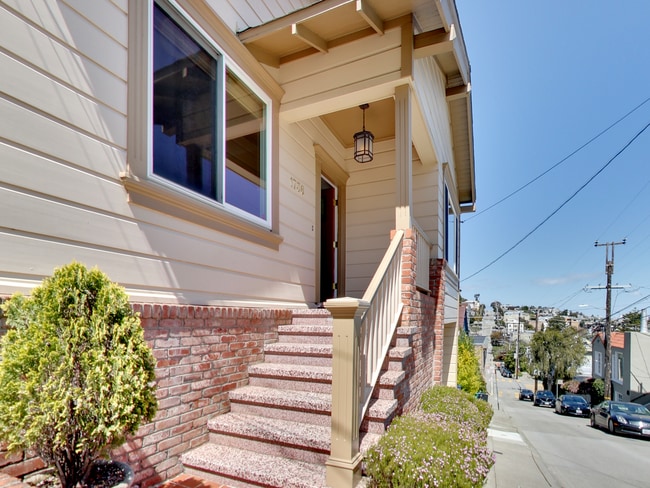 Building Photo - Beautiful 2-Bedroom Home with Laundry, Gar...