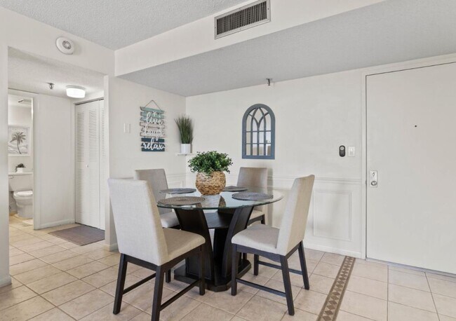 Foto del edificio - Beautifully Furnished Annual 2BR/2BA Condo...