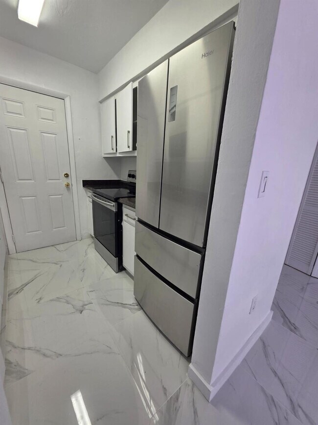 Foto del edificio - 2441 NW 13th St