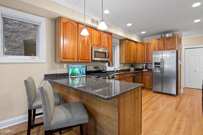 Building Photo - 630 W Briar Pl