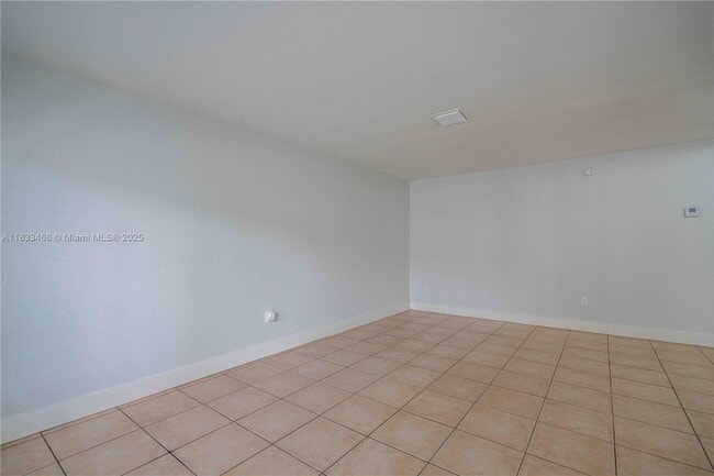 Building Photo - 1940 Biarritz Dr