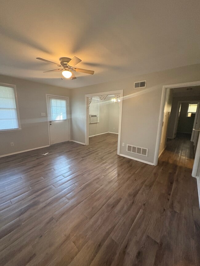 Building Photo - 227 E Vandiver Blvd
