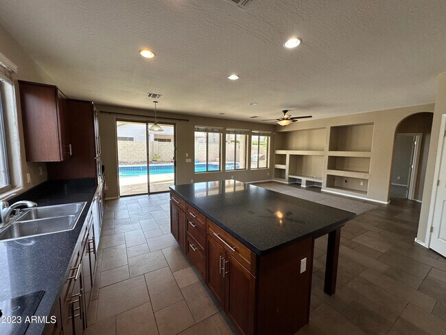 Building Photo - 16637 S 27th Dr