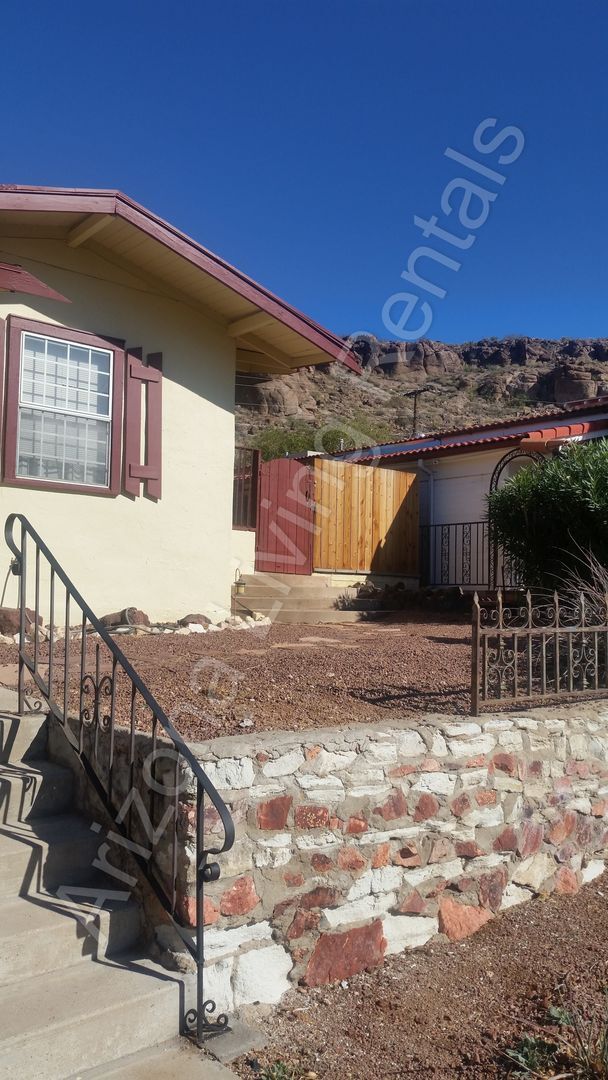 Building Photo - CHARMING 3 BEDROOM HOME
