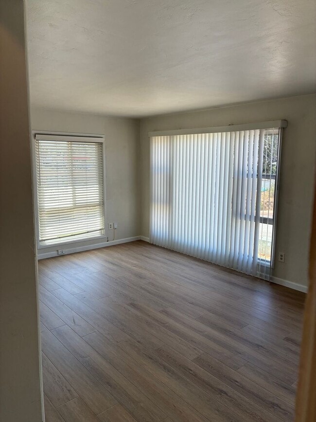 Building Photo - Centrally Located 3/1