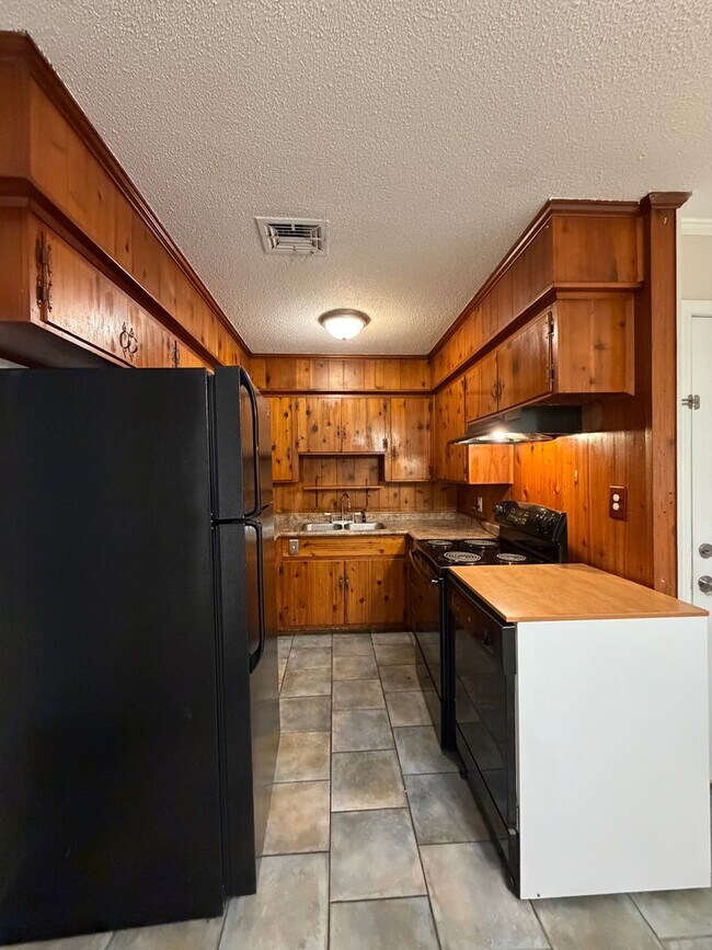 Foto del edificio - 1156 Lombard Dr