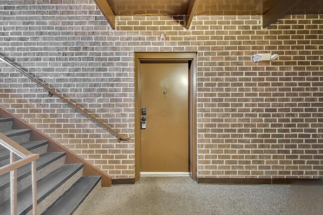 Foto del edificio - Spacious Updated Condo Available for Immediate Move-In