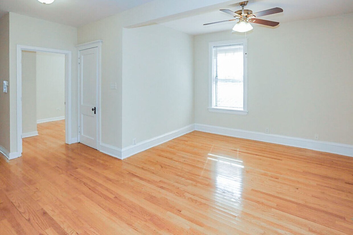 Primary Photo - 1615 W Berteau Ave