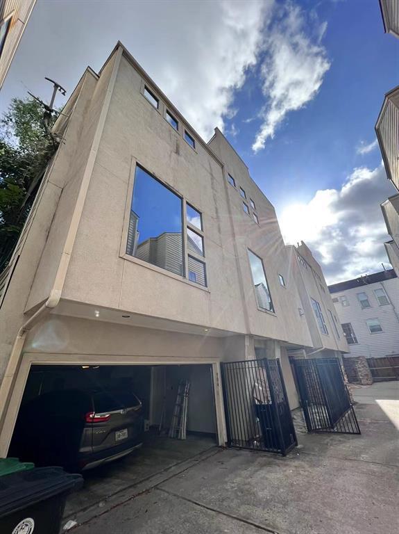Building Photo - 904 Reinerman St