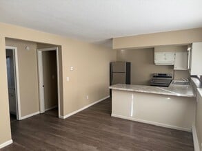 Building Photo - 1114 N University Dr