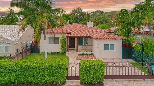 Foto del edificio - 3722 Royal Palm Ave