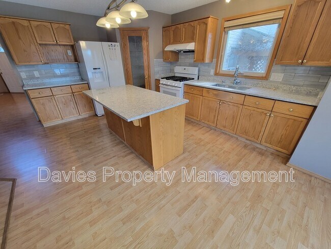 Photo du bâtiment - 18020-18101 101 St NW