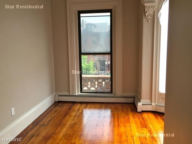 Building Photo - 3 br, 1 bath  - 526 Massachusetts Ave 3