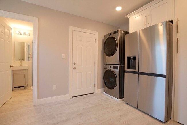 Building Photo - 9 Elmira St