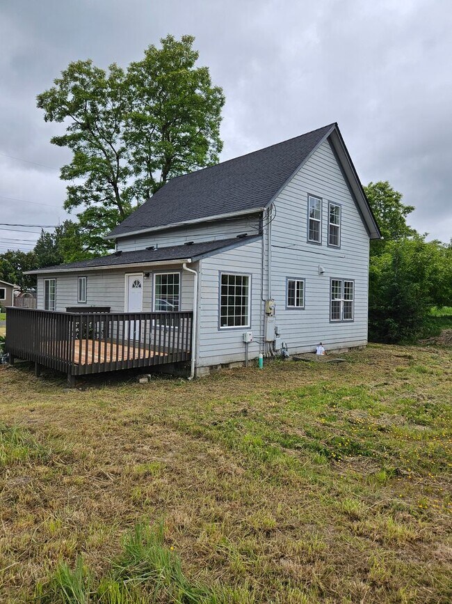 Foto del edificio - Serene 4 bedroom farmhouse in a quiet country neighborhood completely renovated