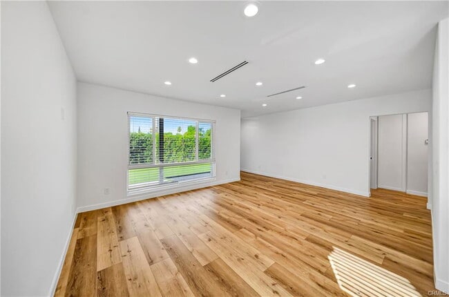 Foto del edificio - 6350 Woodlake Ave