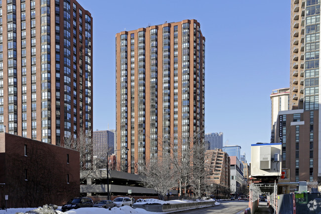 Foto del edificio - Dearborn Park High Rise 1