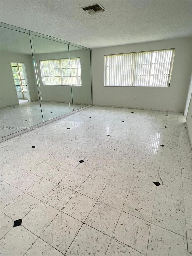 Building Photo - 20200 NE 29th Ct