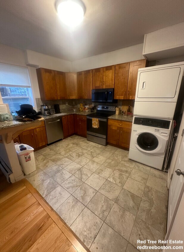 Foto principal - 8 Bickford Ave