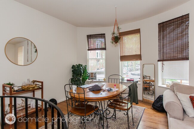 Foto del edificio - 1303 N Hoyne Ave