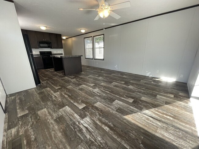 Foto del edificio - 15978 Villaire Ave