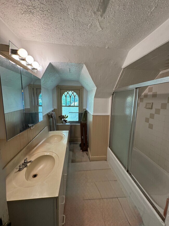 Baño principal - 5601 Wilkins Ave